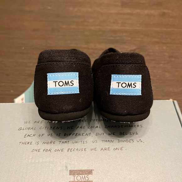 BNIB Toms Slip On - Picture 4 of 11